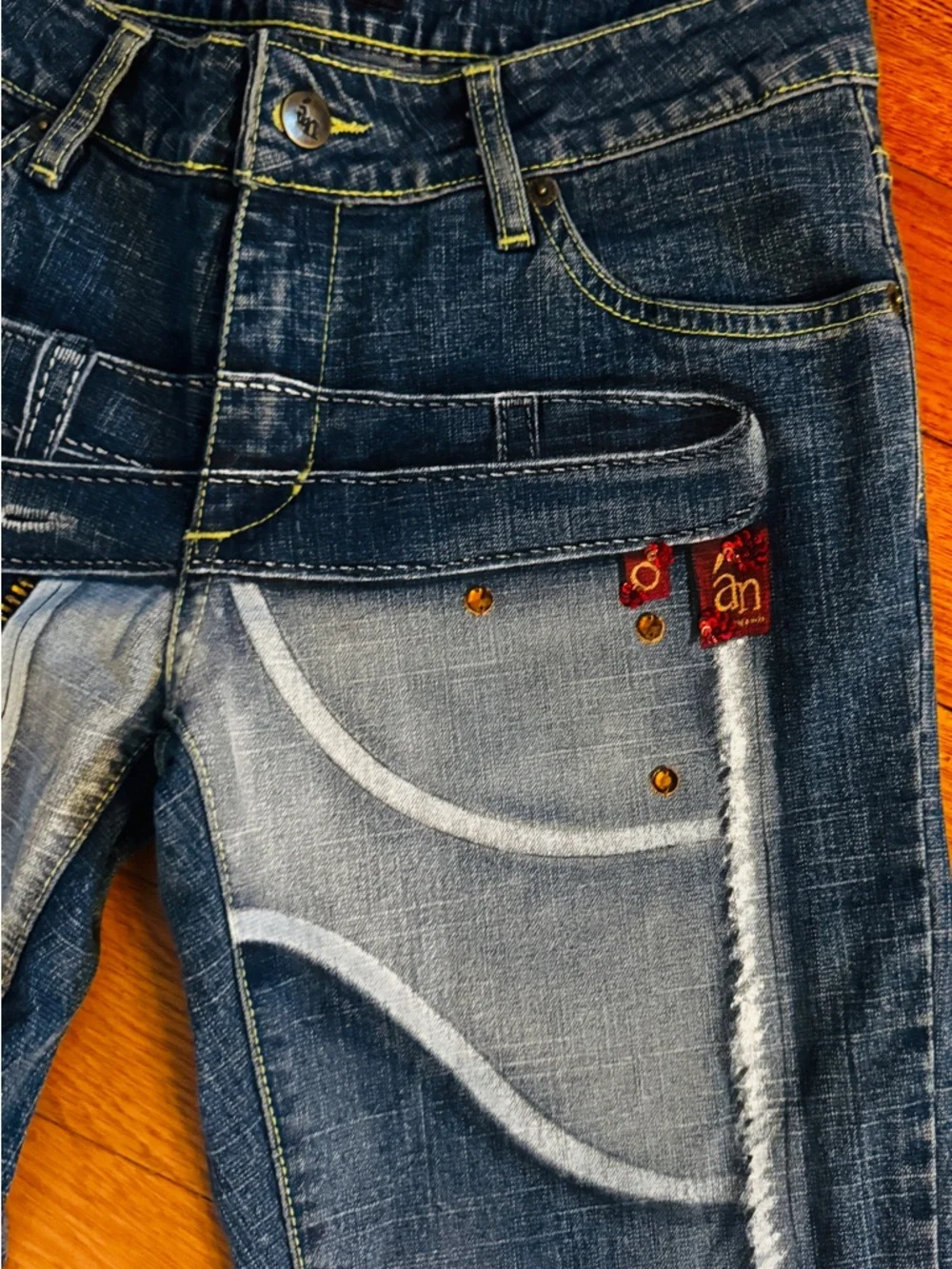 ‘An jeans- Chic one-of-a-kind Women’s Blue Wash Designer Jeans - Picture 2 of 10